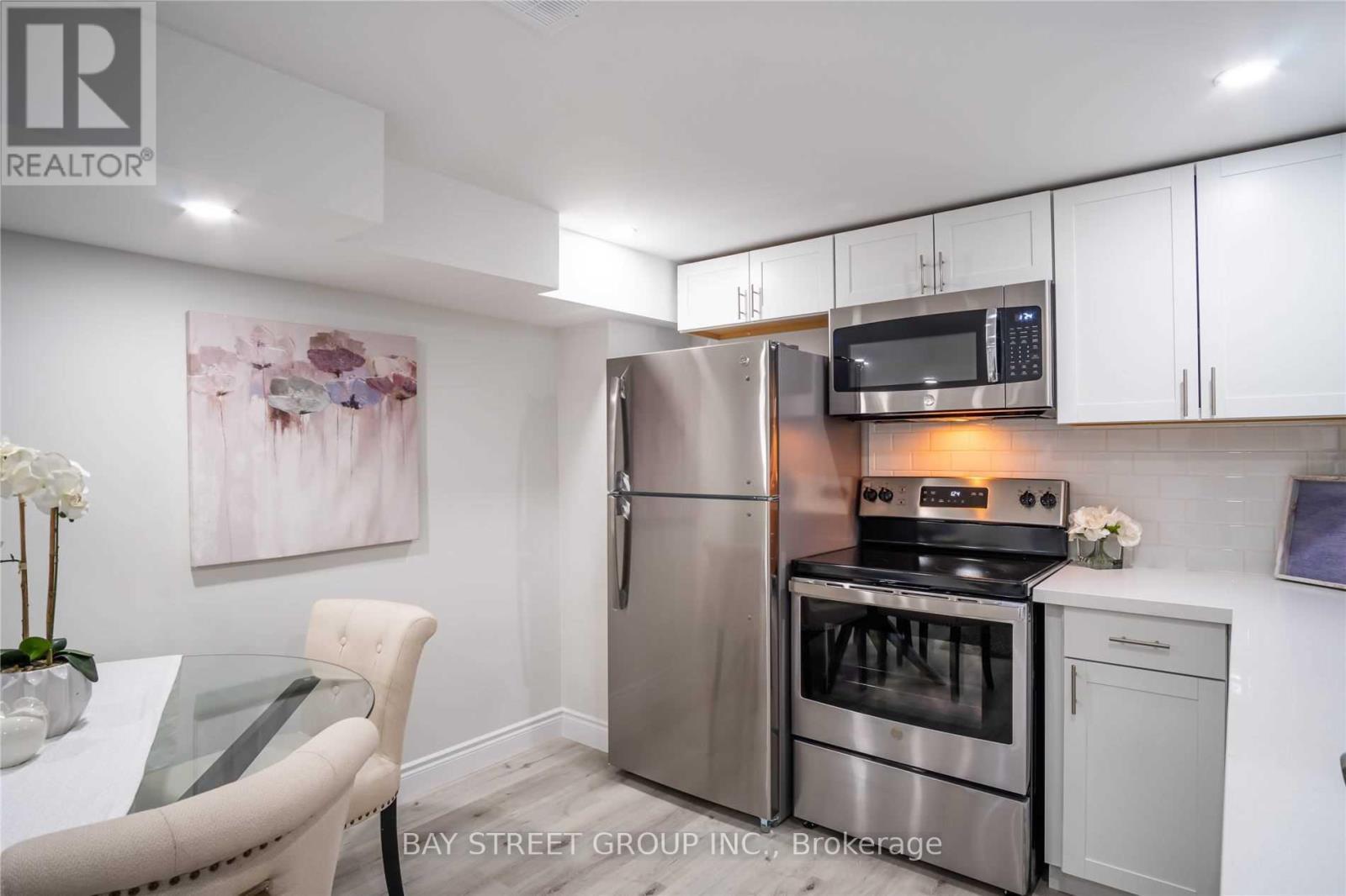 351 East 27Th Street, Hamilton, ON - Indoor Photo Showing Kitchen With Stainless Steel Kitchen