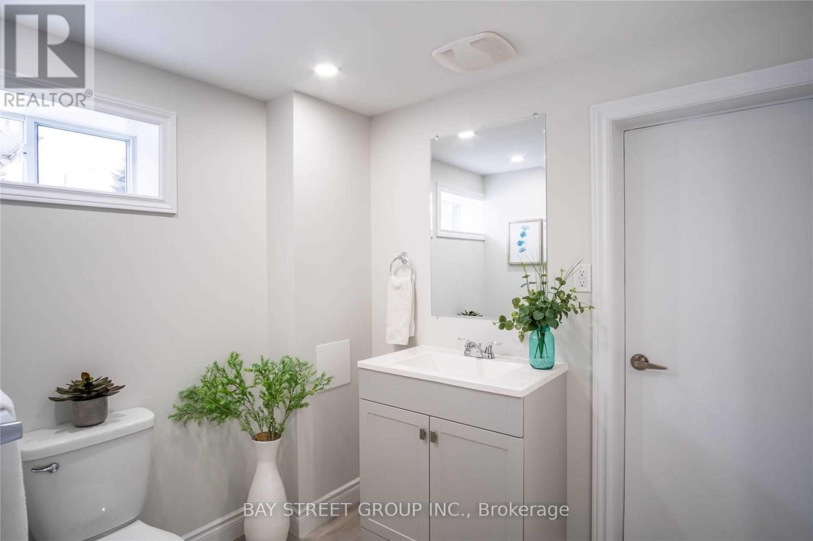 351 East 27Th Street, Hamilton, ON - Indoor Photo Showing Bathroom
