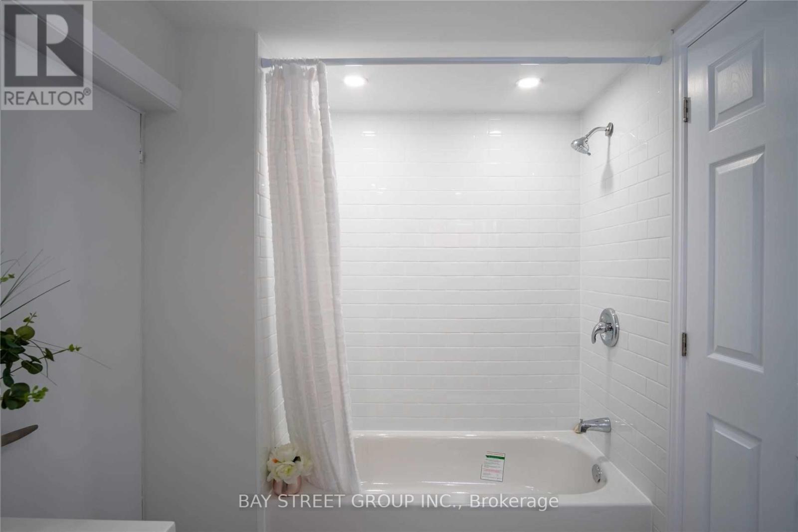 351 East 27Th Street, Hamilton, ON - Indoor Photo Showing Bathroom