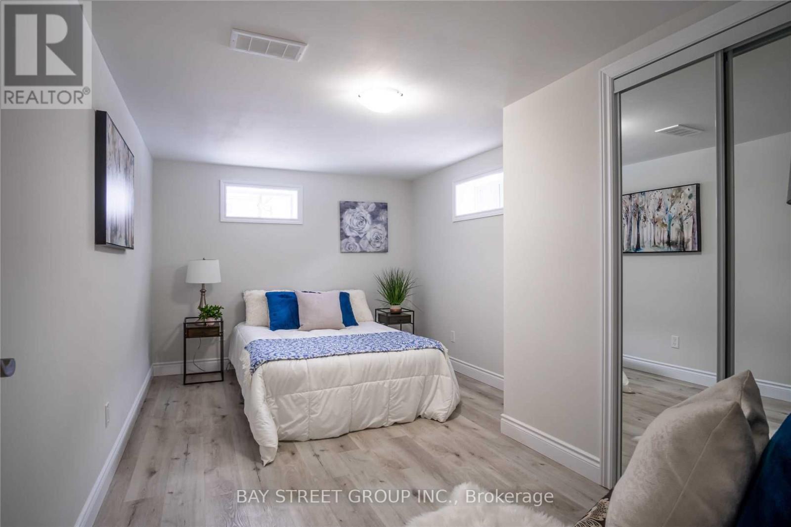 351 East 27Th Street, Hamilton, ON - Indoor Photo Showing Bedroom