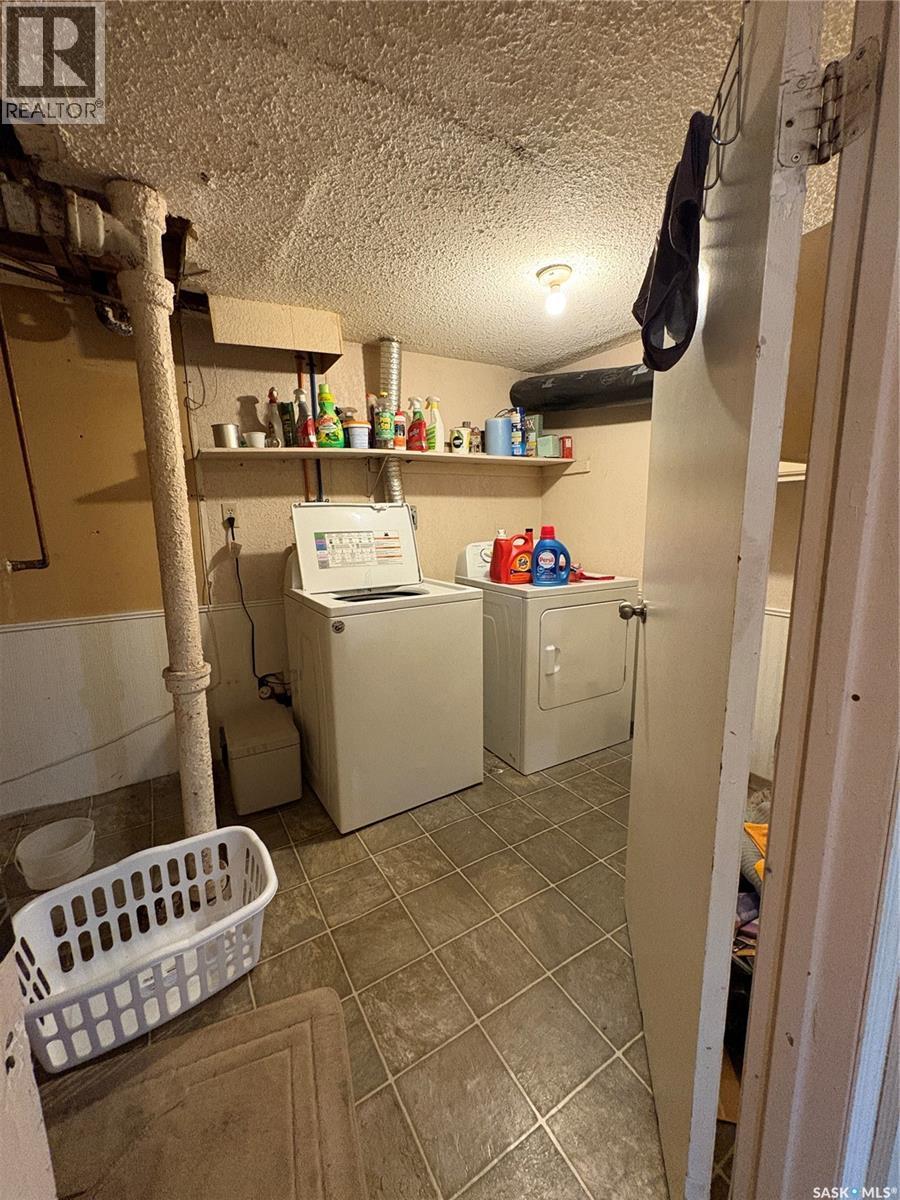 561 18Th Street E, Prince Albert, SK - Indoor Photo Showing Laundry Room