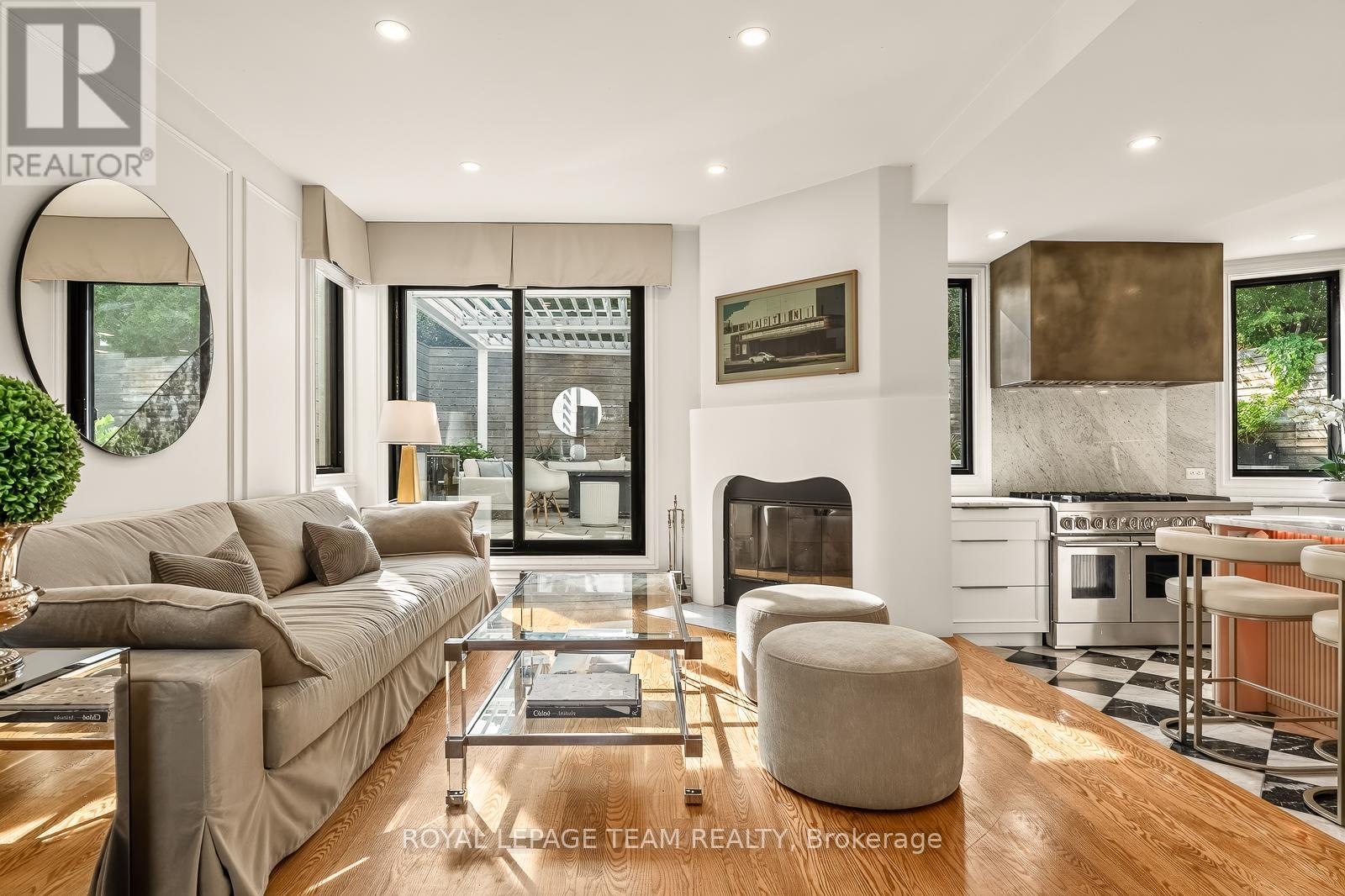 120 Riverdale Avenue, Ottawa, ON - Indoor Photo Showing Living Room