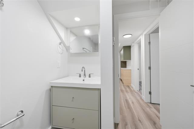 369 Berry St, Winnipeg, MB - Indoor Photo Showing Bathroom