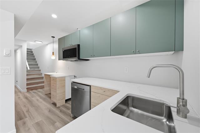 369 Berry St, Winnipeg, MB - Indoor Photo Showing Kitchen