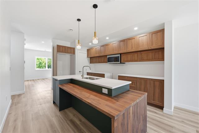 369 Berry St, Winnipeg, MB - Indoor Photo Showing Kitchen With Double Sink