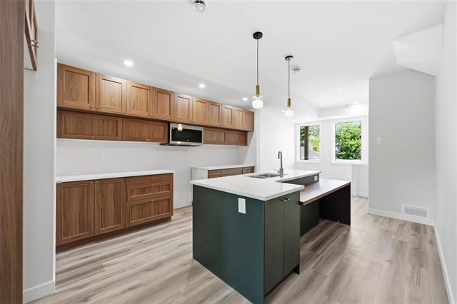 369 Berry St, Winnipeg, MB - Indoor Photo Showing Kitchen With Double Sink