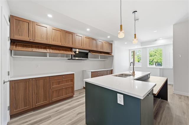 369 Berry St, Winnipeg, MB - Indoor Photo Showing Kitchen With Double Sink