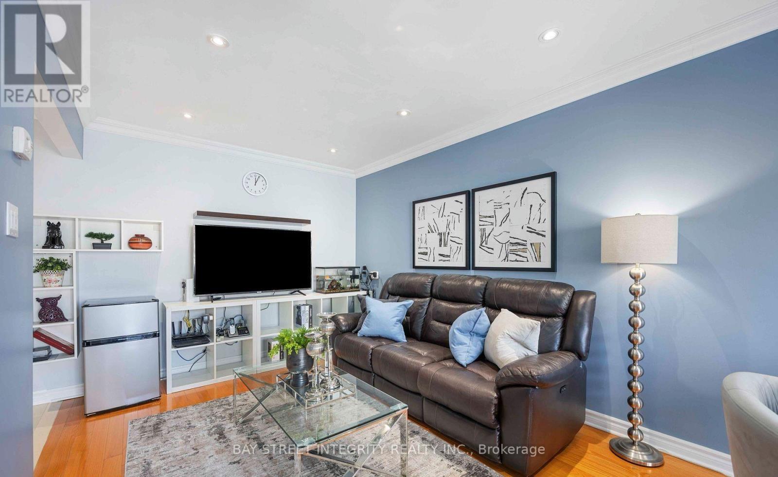 22 Dunbar Crescent, Markham, ON - Indoor Photo Showing Living Room