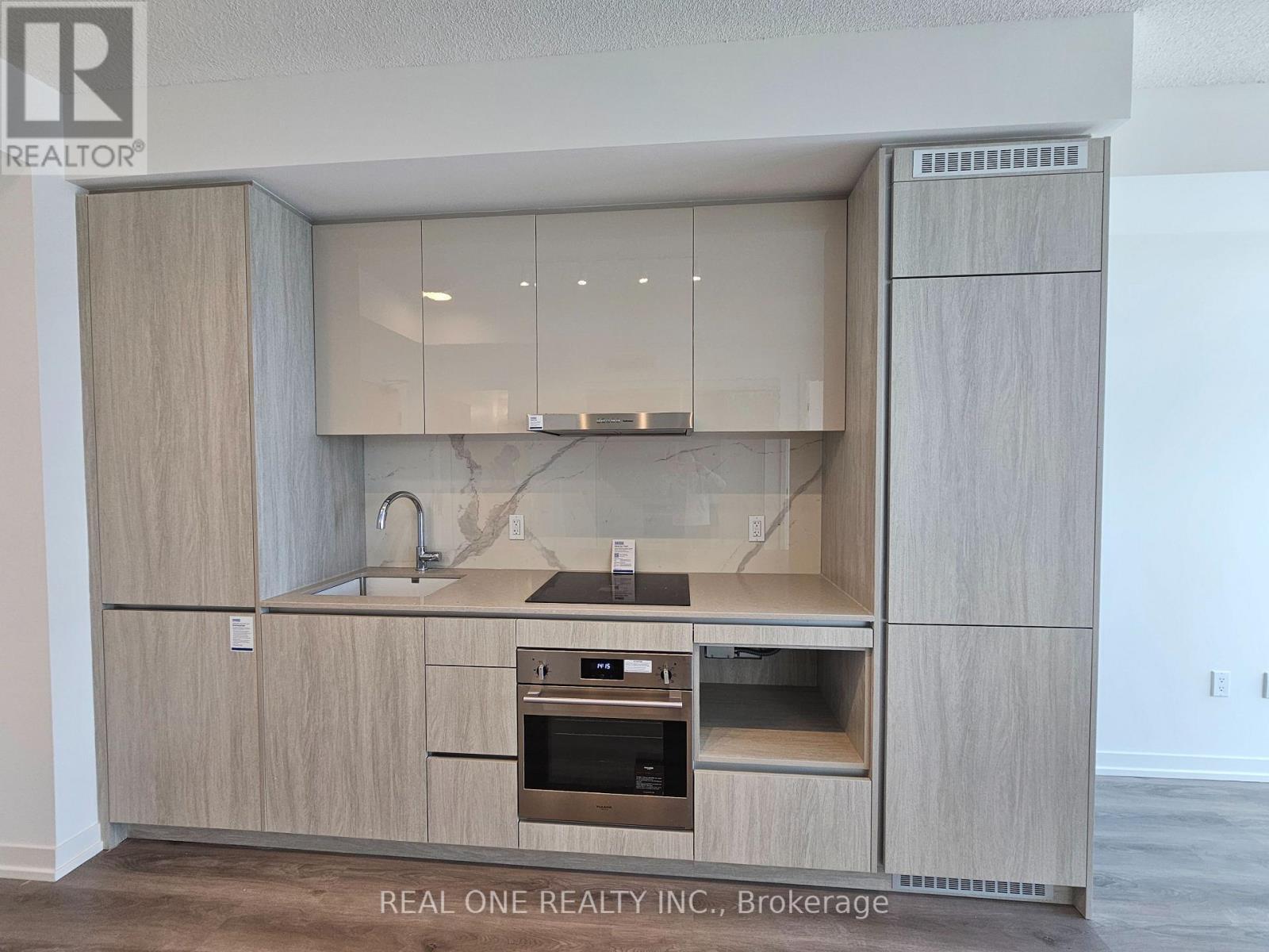 3611 - 28 Interchange Way, Vaughan, ON - Indoor Photo Showing Kitchen