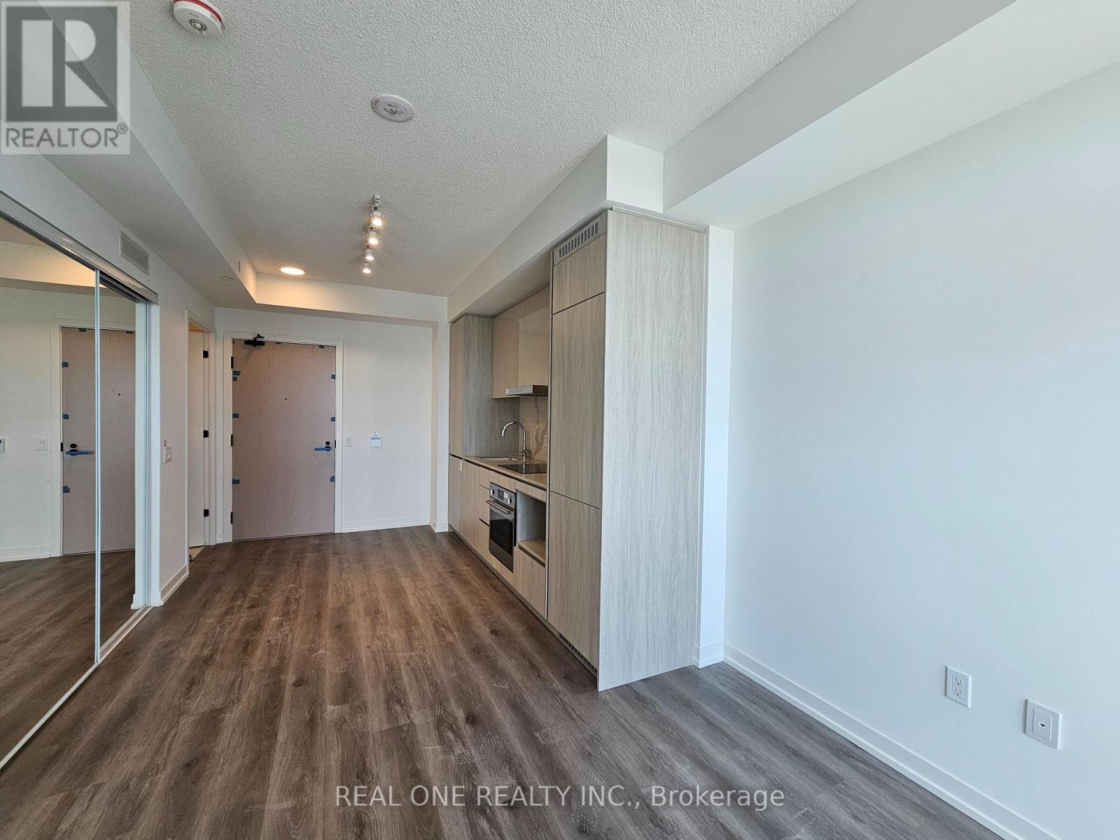 3611 - 28 Interchange Way, Vaughan, ON - Indoor