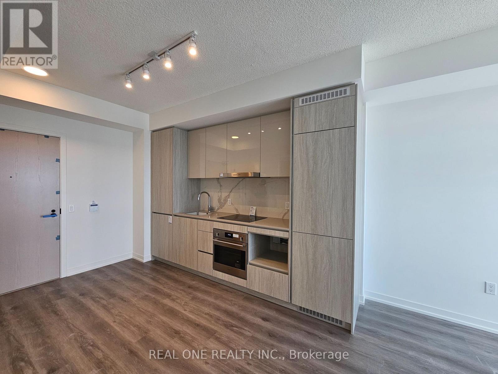 3611 - 28 Interchange Way, Vaughan, ON - Indoor Photo Showing Kitchen
