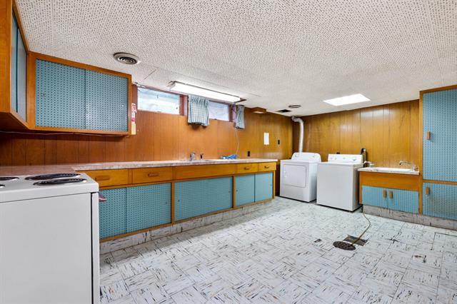 61 Verbena St, Winnipeg, MB - Indoor Photo Showing Laundry Room