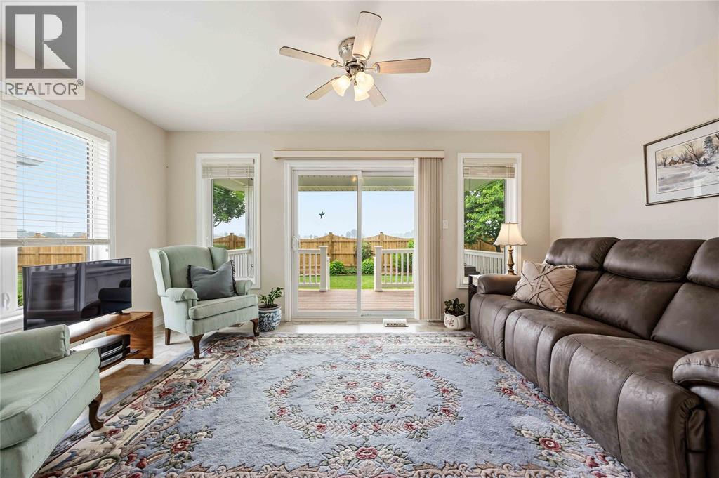 5600 Blackwell Sideroad Unit# 453, Sarnia, ON - Indoor Photo Showing Living Room