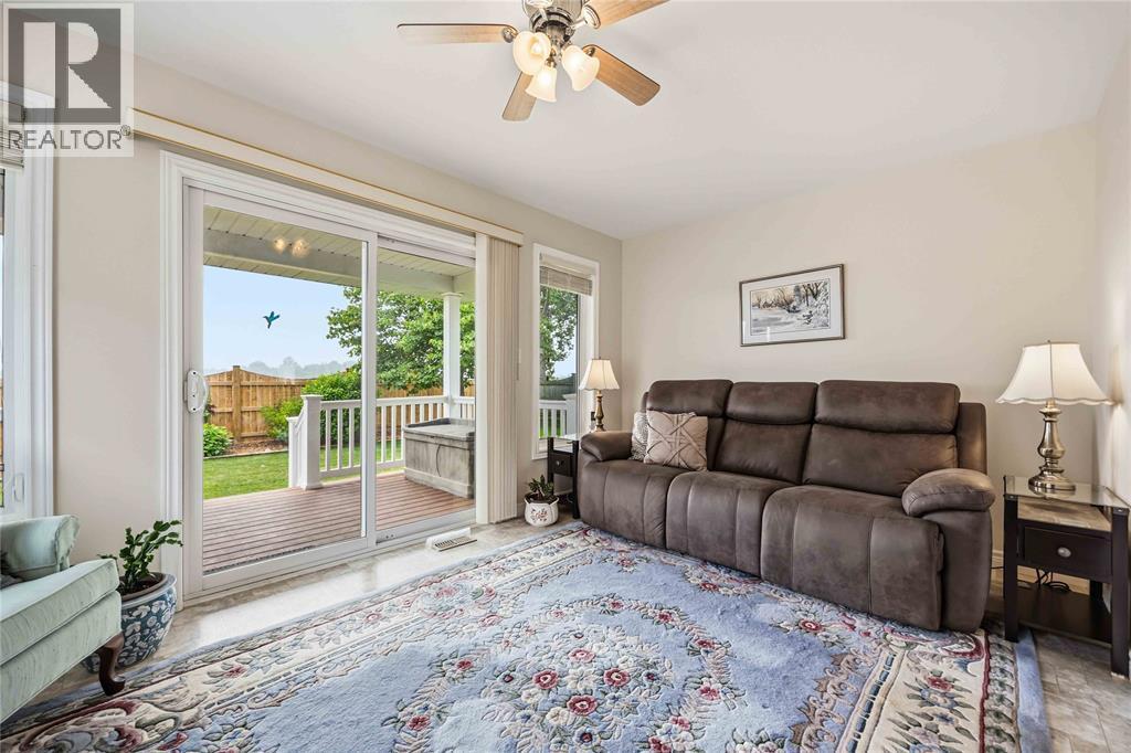 5600 Blackwell Sideroad Unit# 453, Sarnia, ON - Indoor Photo Showing Living Room