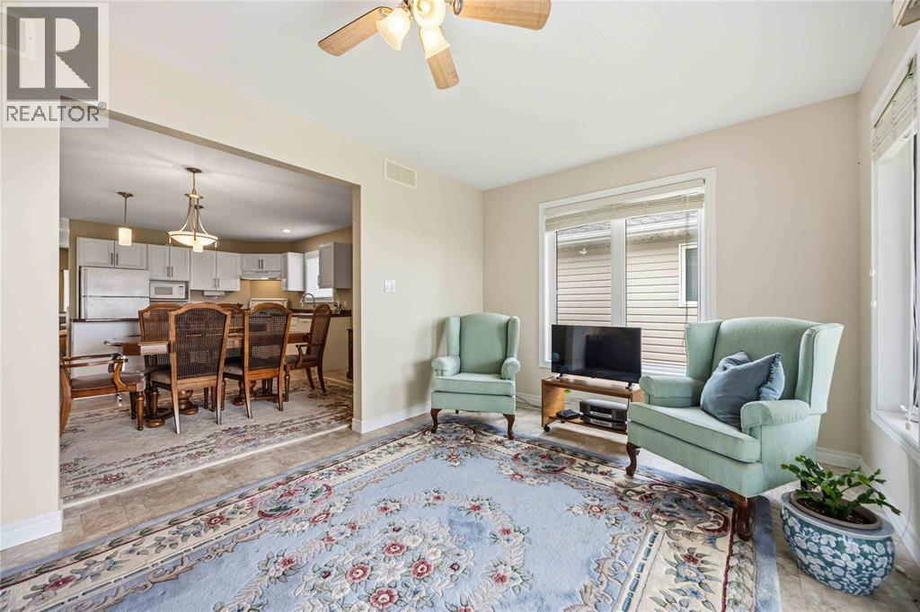 5600 Blackwell Sideroad Unit# 453, Sarnia, ON - Indoor Photo Showing Living Room