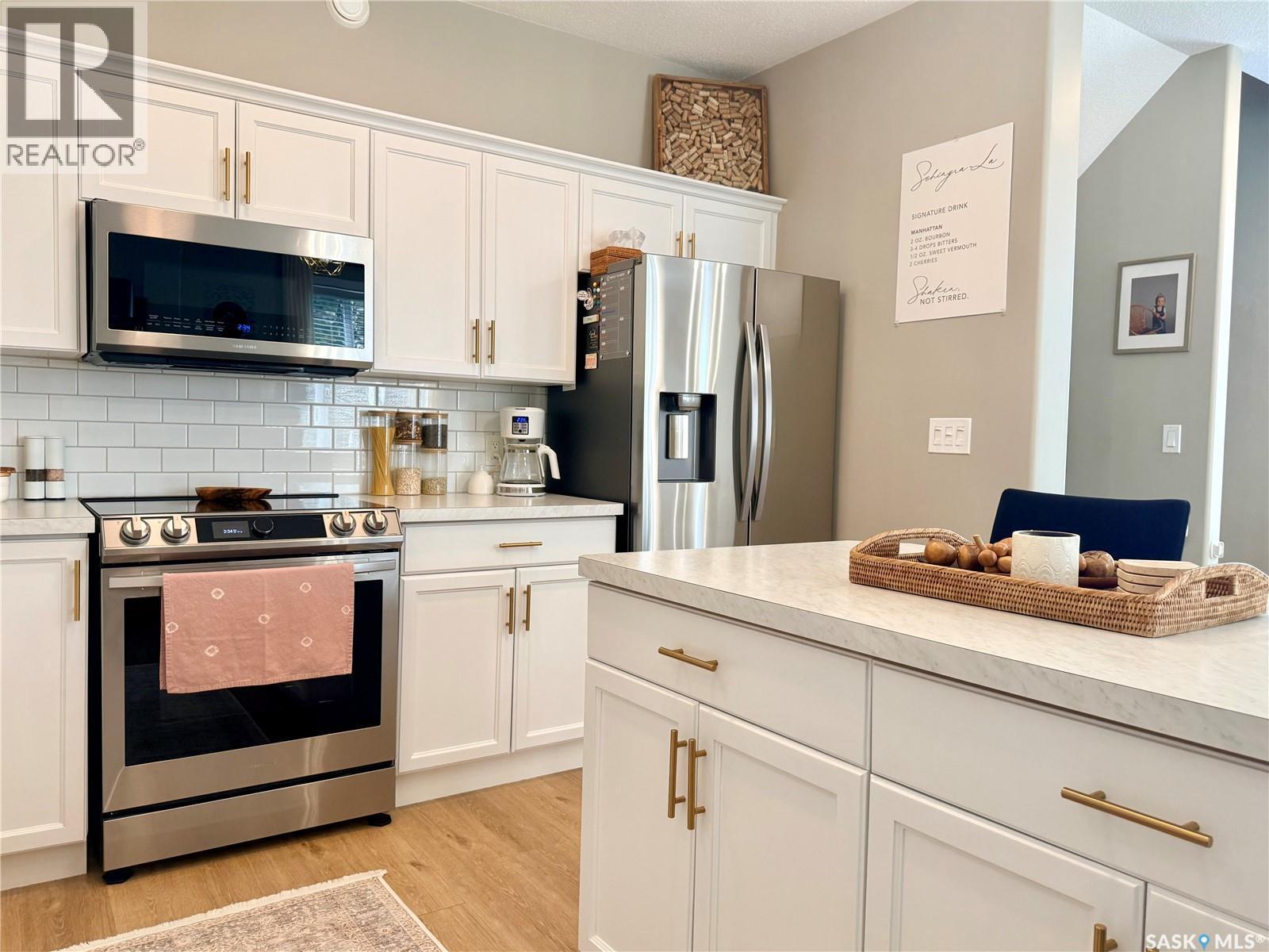 34 701 Mcintosh Street E, Swift Current, SK - Indoor Photo Showing Kitchen With Stainless Steel Kitchen With Upgraded Kitchen