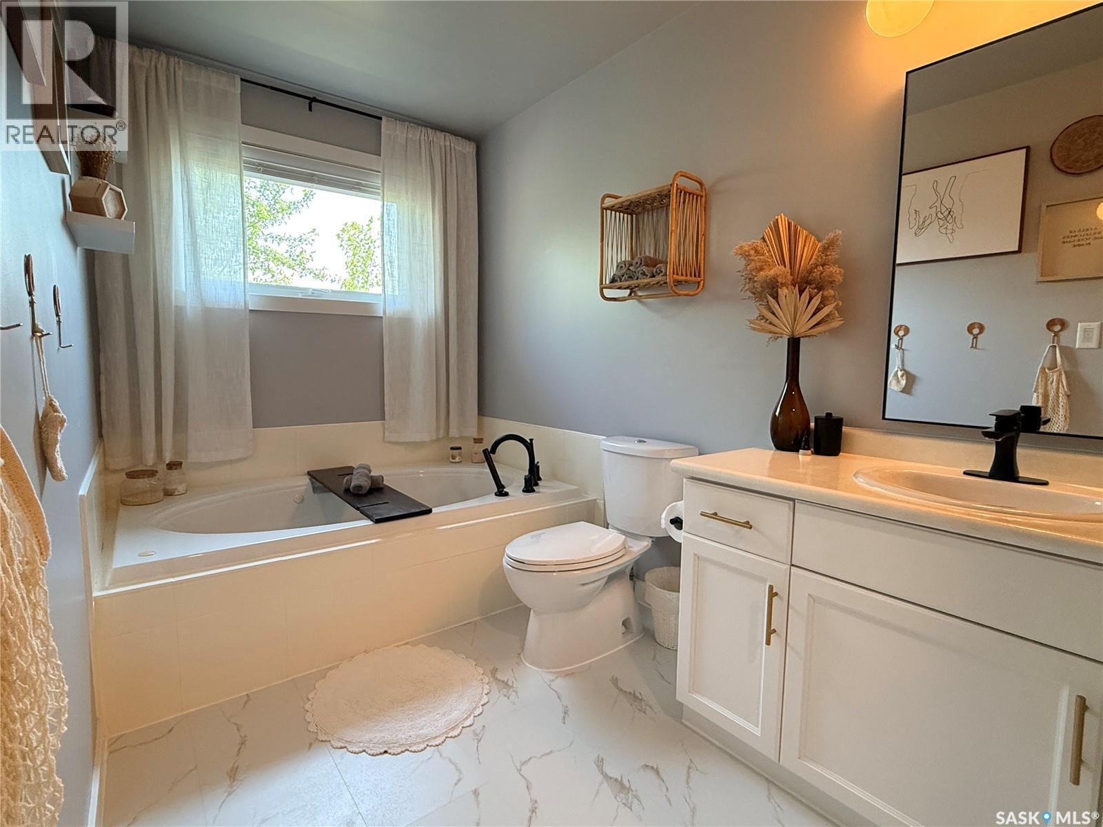 34 701 Mcintosh Street E, Swift Current, SK - Indoor Photo Showing Bathroom