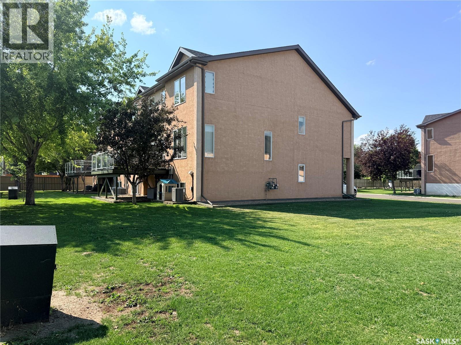 34 701 Mcintosh Street E, Swift Current, SK - Outdoor With Exterior