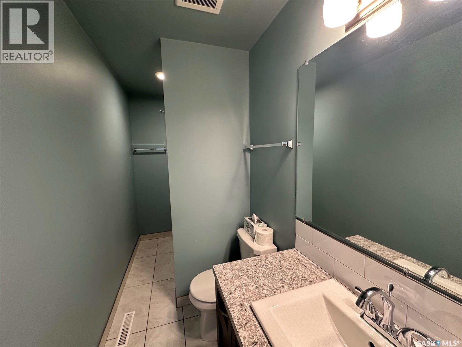 142 2Nd Avenue W, Central Butte, SK - Indoor Photo Showing Bathroom