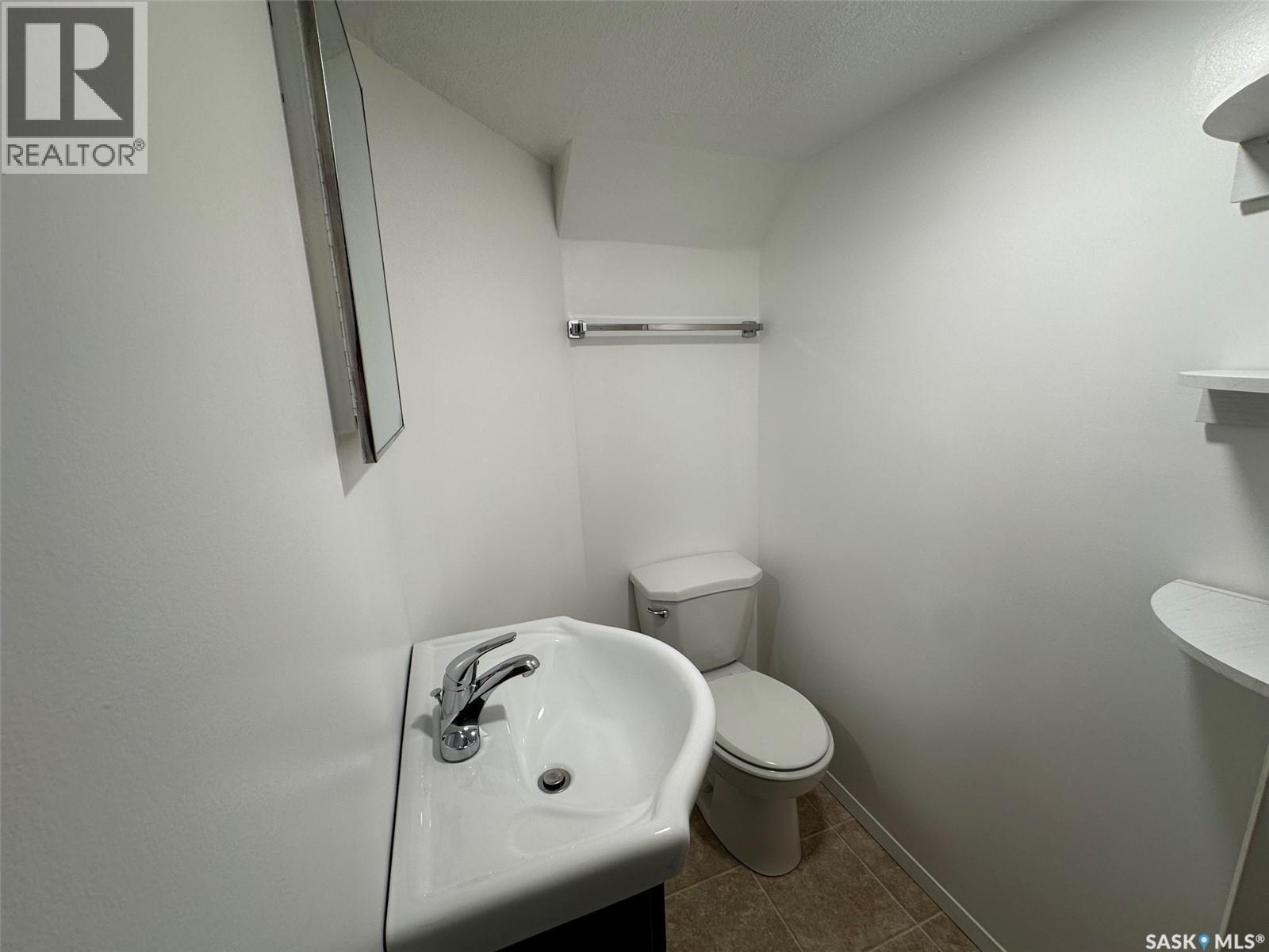 142 2Nd Avenue W, Central Butte, SK - Indoor Photo Showing Bathroom