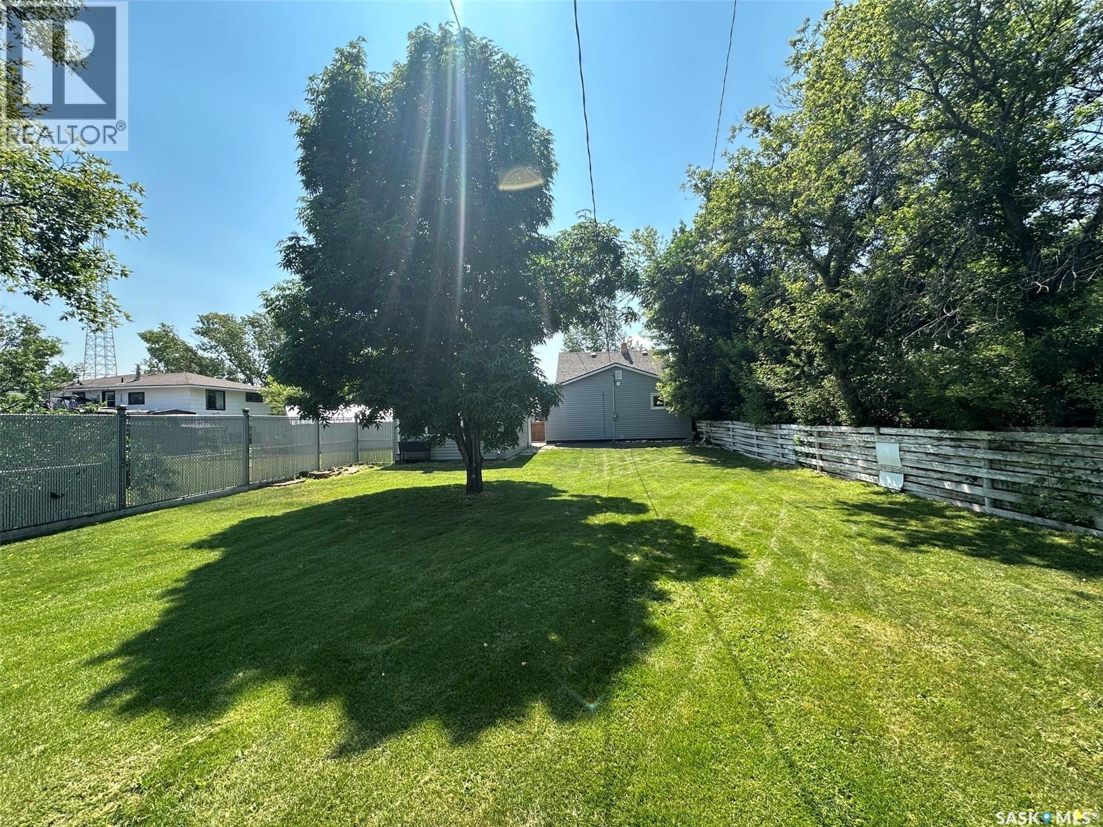 142 2Nd Avenue W, Central Butte, SK - Outdoor With Backyard