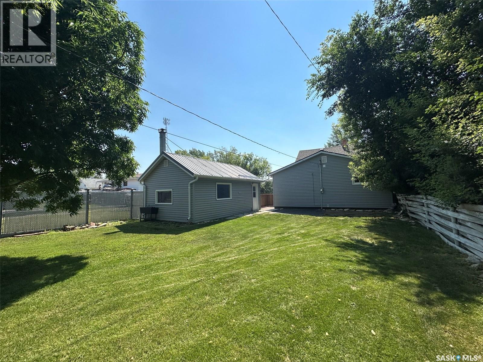 142 2Nd Avenue W, Central Butte, SK - Outdoor