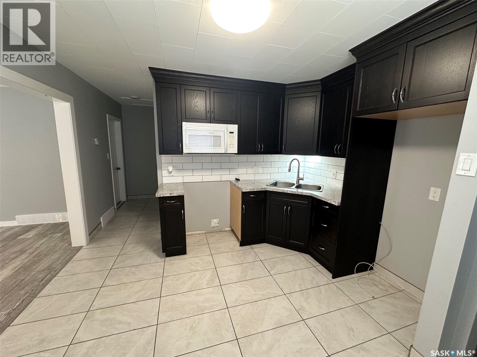 142 2Nd Avenue W, Central Butte, SK - Indoor Photo Showing Kitchen