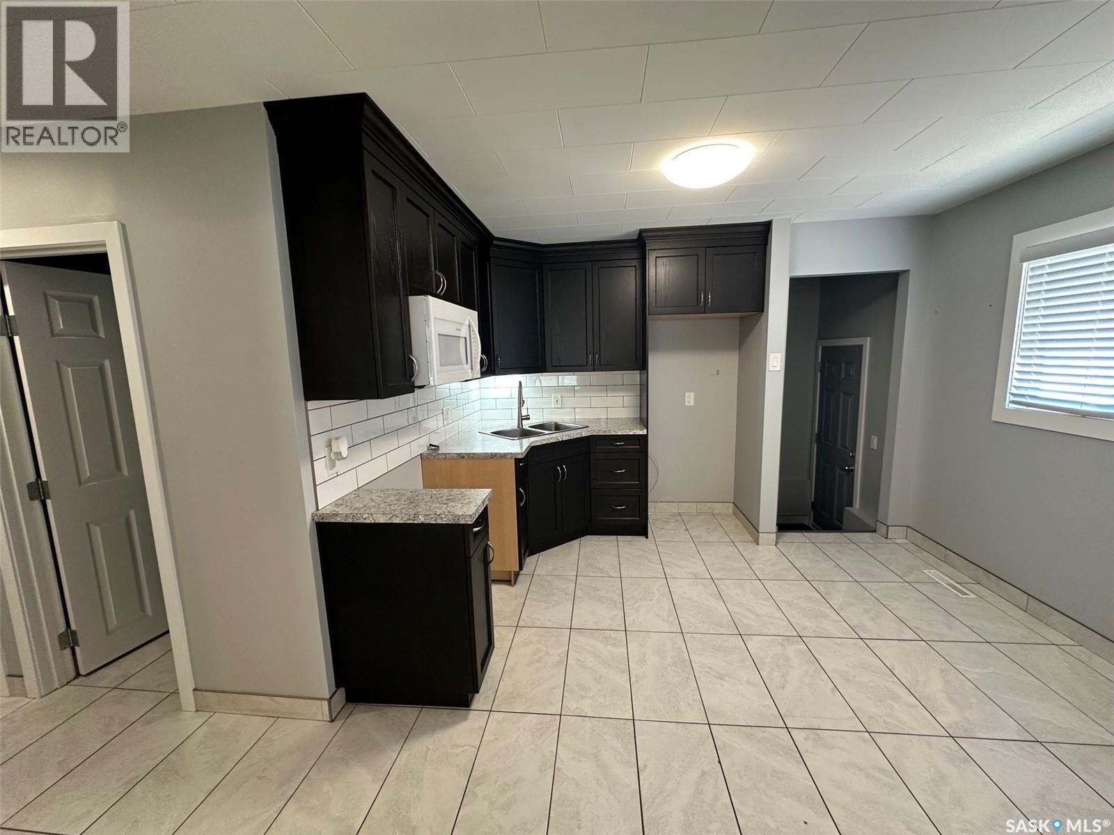 142 2Nd Avenue W, Central Butte, SK - Indoor Photo Showing Kitchen