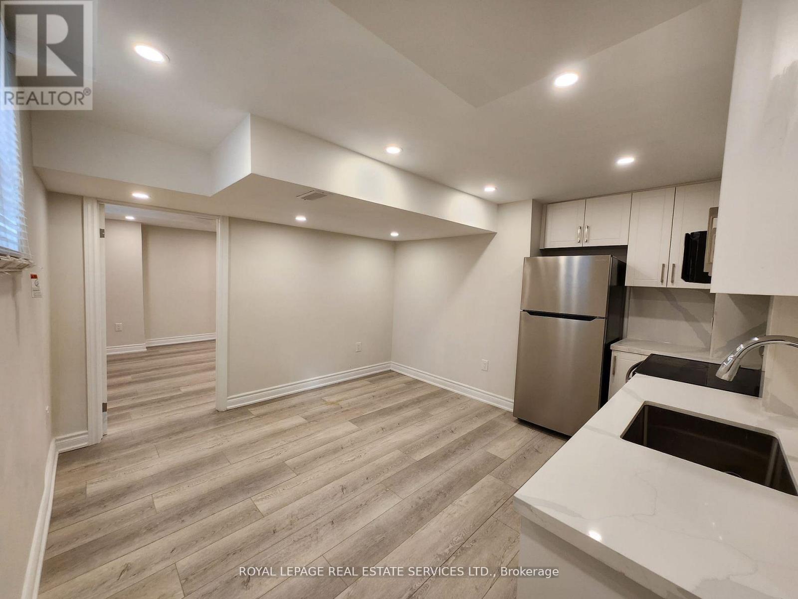 1447 Santa Rosa Court, Mississauga, ON - Indoor Photo Showing Kitchen