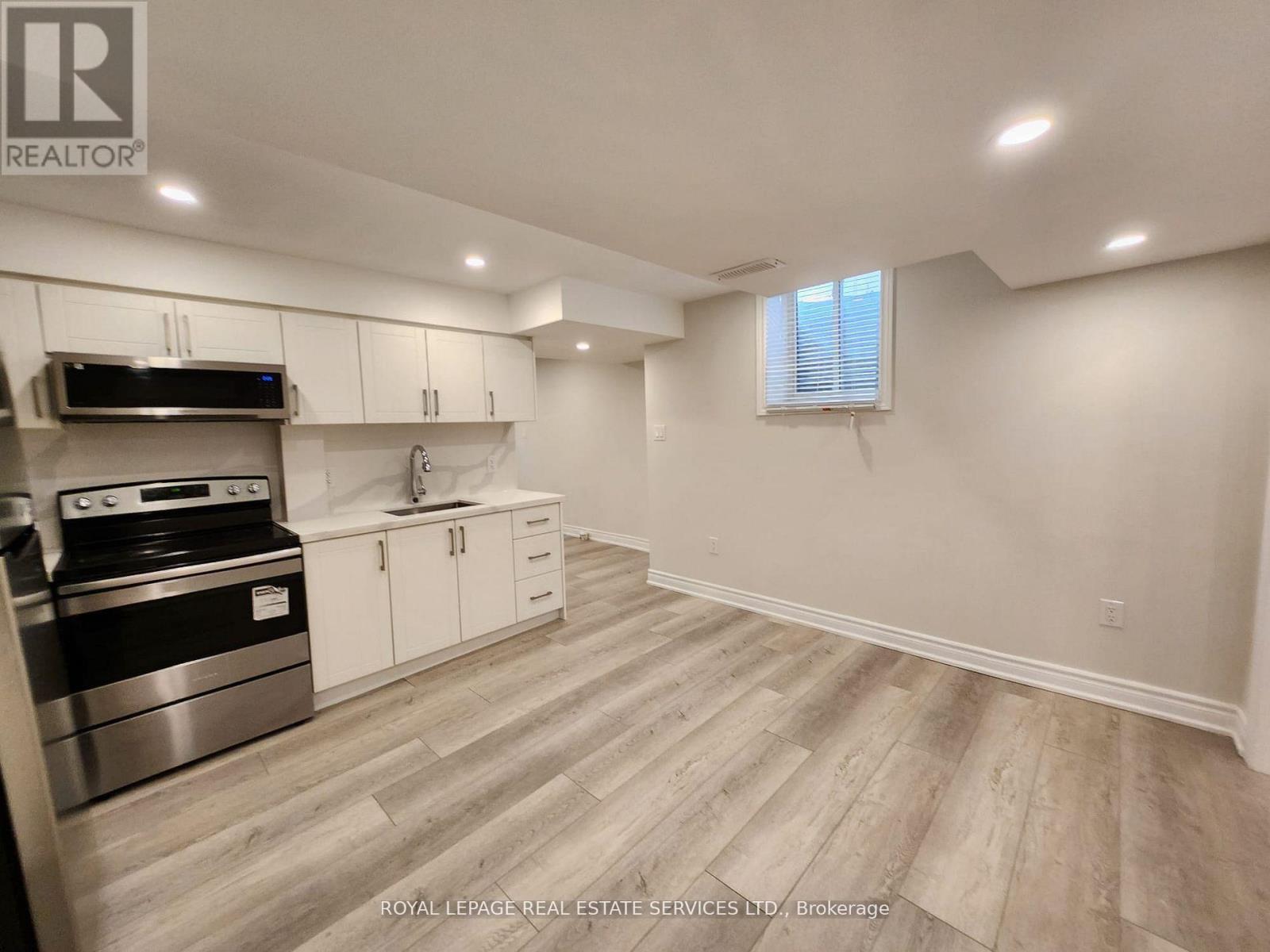 1447 Santa Rosa Court, Mississauga, ON - Indoor Photo Showing Kitchen
