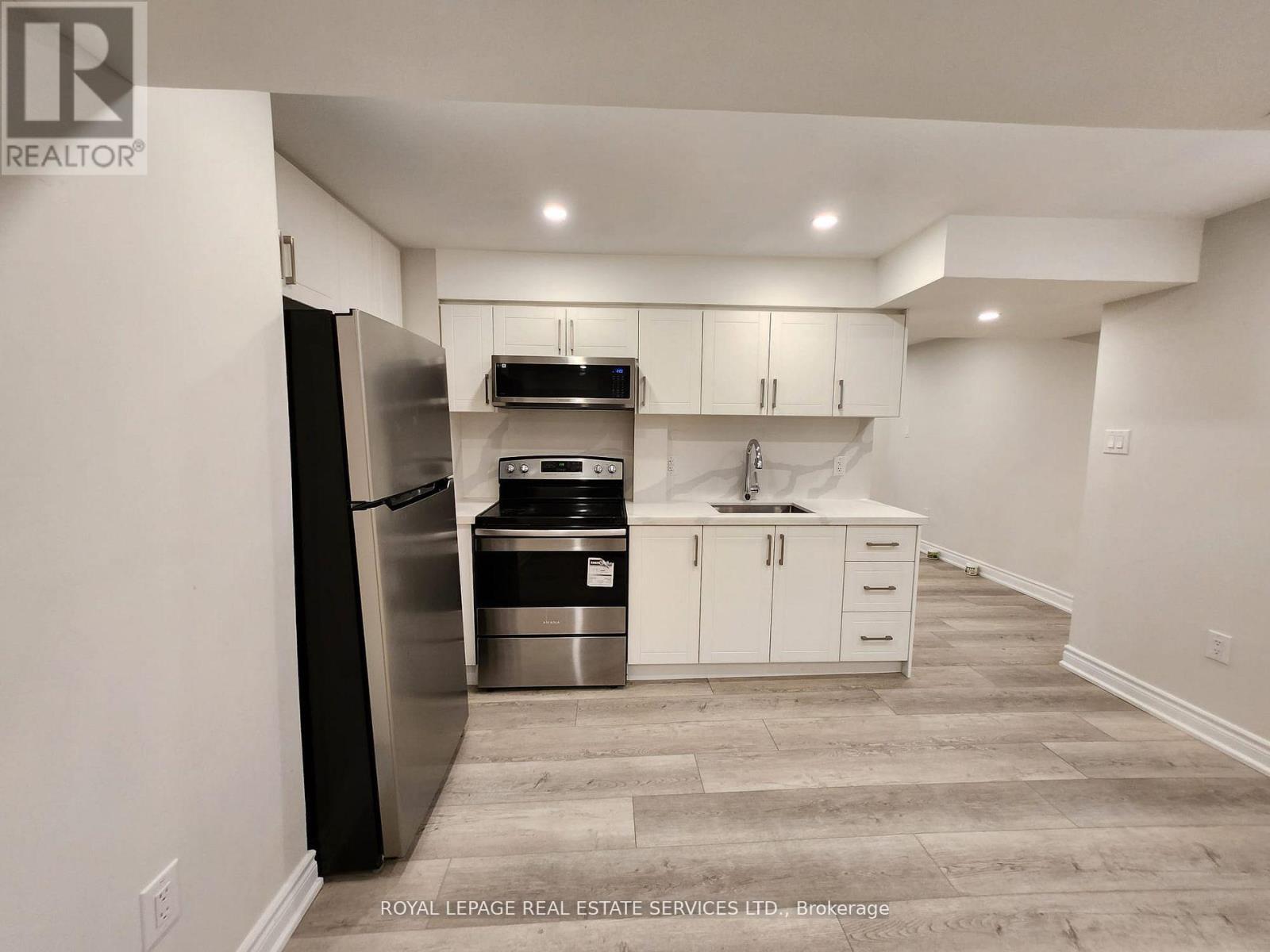 1447 Santa Rosa Court, Mississauga, ON - Indoor Photo Showing Kitchen