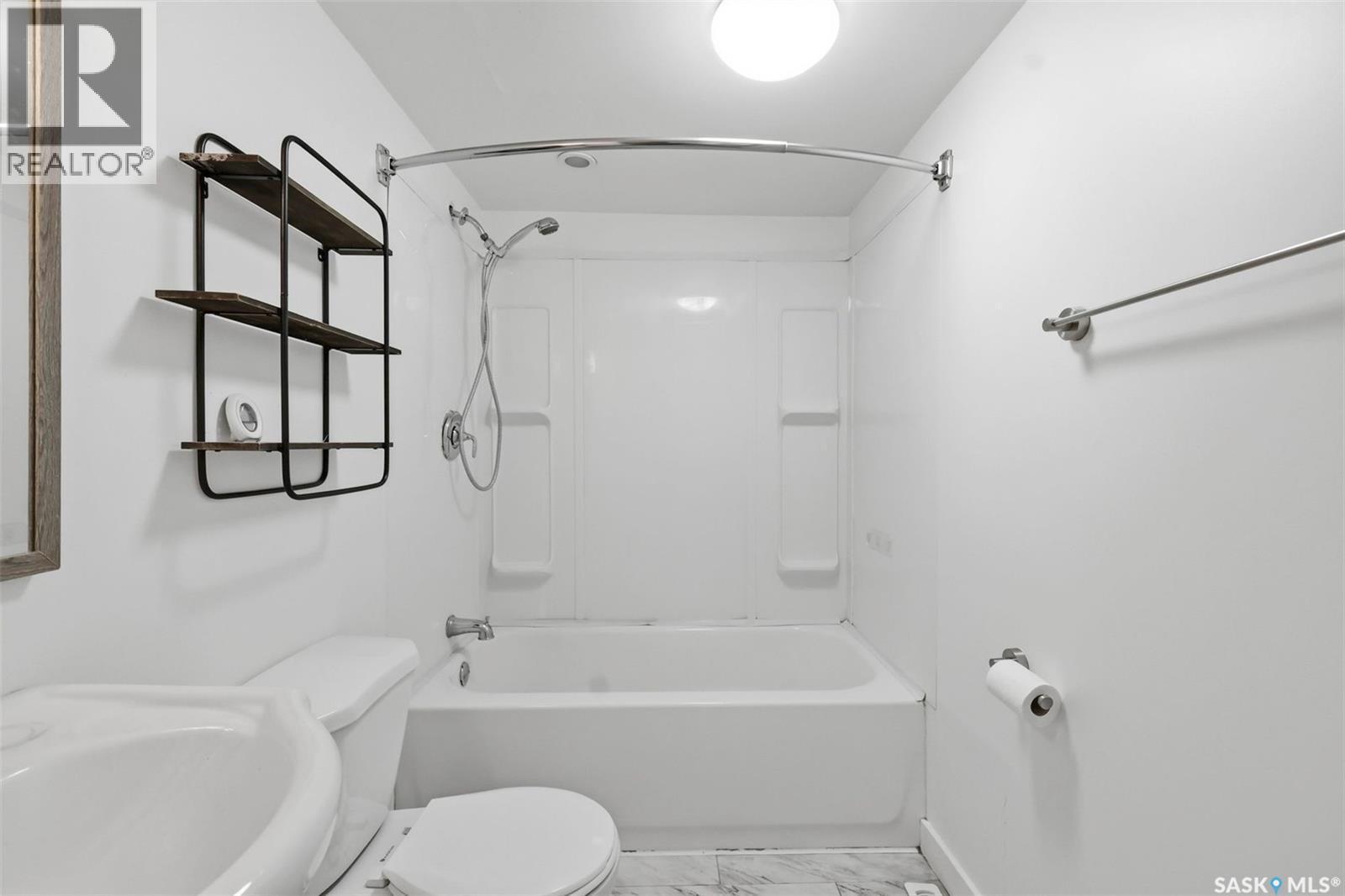 65 Rennie Place, Saskatoon, SK - Indoor Photo Showing Bathroom