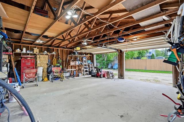 222 Stuart Ave, Winnipeg, MB - Indoor Photo Showing Garage