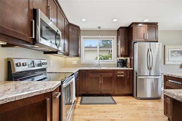 222 Stuart Ave, Winnipeg, MB - Indoor Photo Showing Kitchen With Stainless Steel Kitchen With Upgraded Kitchen