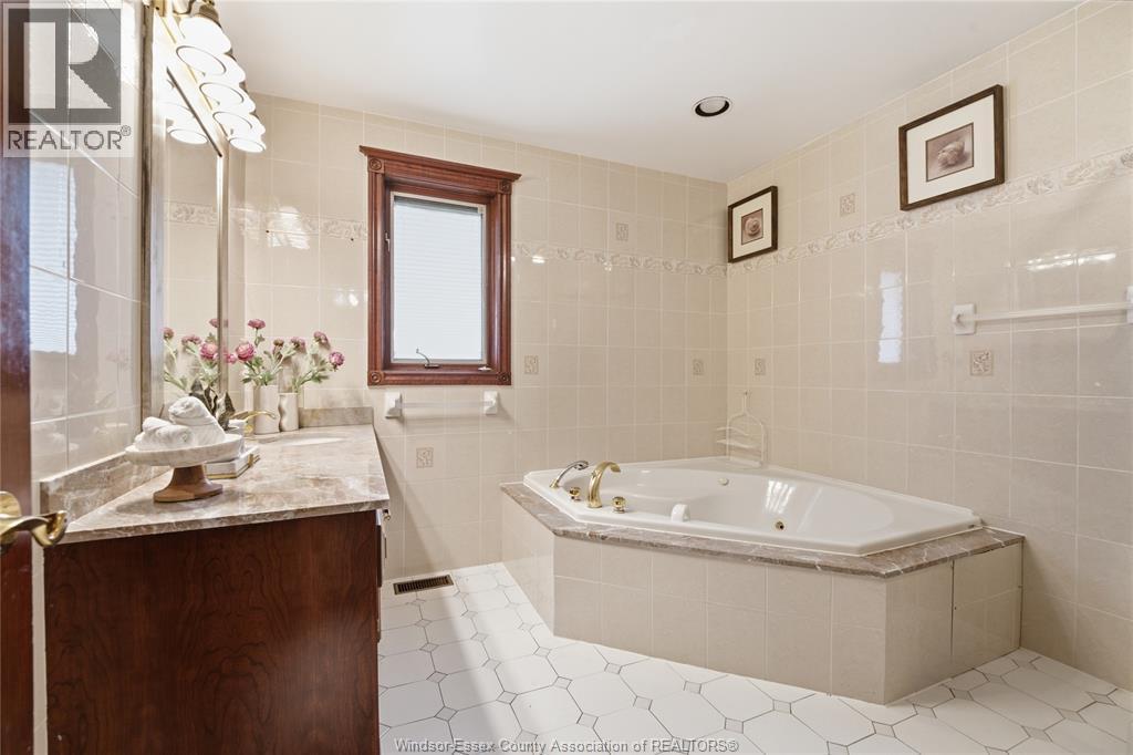 2073 Lesperance Road, Tecumseh, ON - Indoor Photo Showing Bathroom