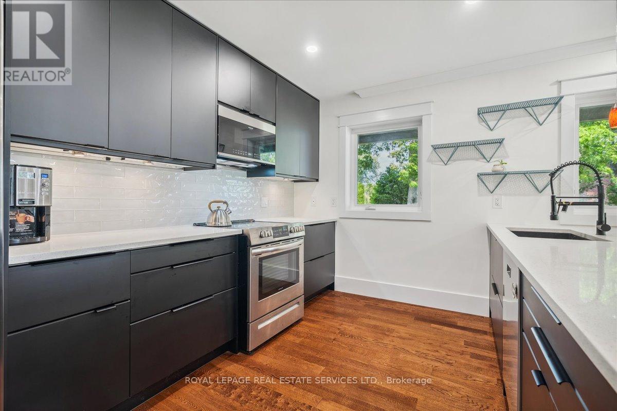 62 Windemere Road, Hamilton, ON - Indoor Photo Showing Kitchen With Upgraded Kitchen
