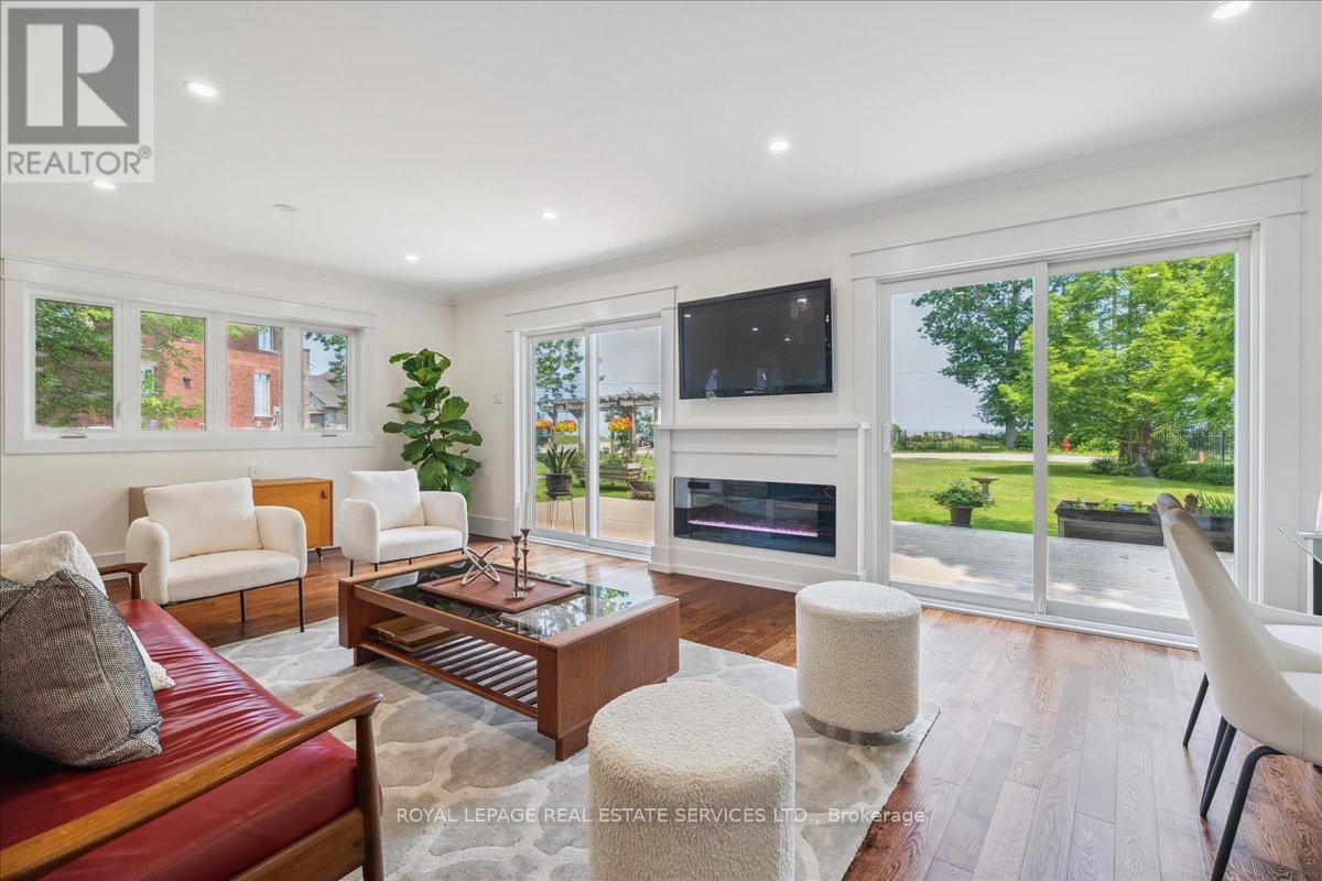 62 Windemere Road, Hamilton, ON - Indoor Photo Showing Living Room With Fireplace