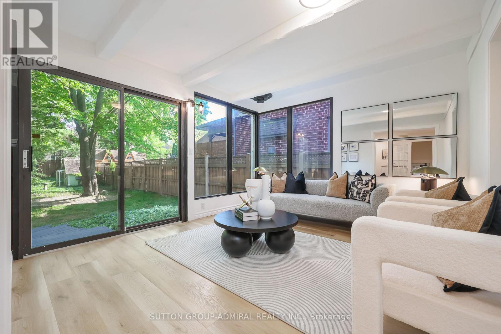 81 Yorkview Drive, Toronto, ON - Indoor Photo Showing Living Room