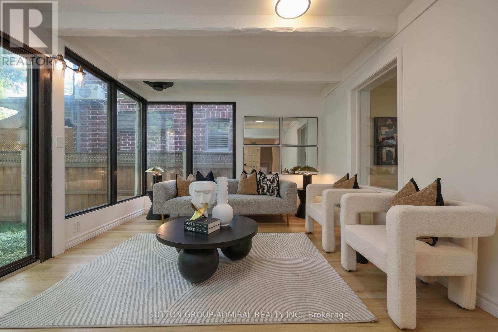 81 Yorkview Drive, Toronto, ON - Indoor Photo Showing Living Room