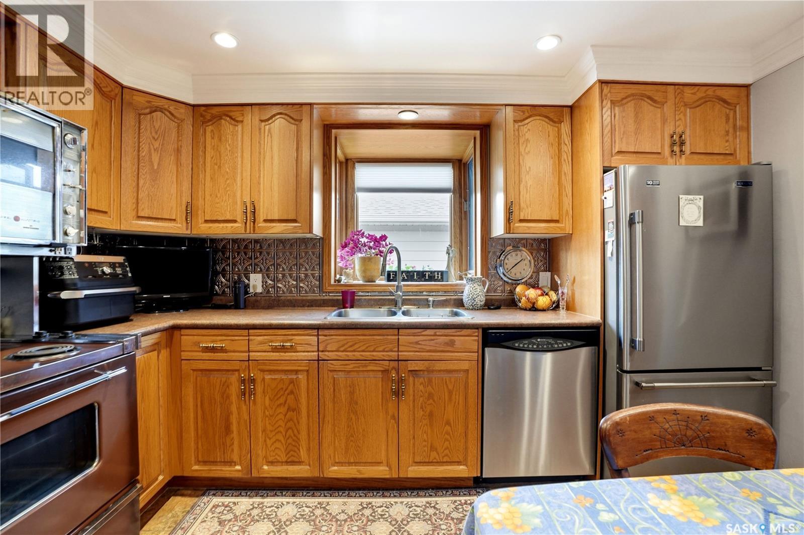 1601 Morgan Avenue, Saskatoon, SK - Indoor Photo Showing Kitchen With Double Sink