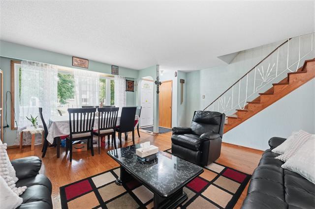 253 Hawthorne Ave, Winnipeg, MB - Indoor Photo Showing Living Room