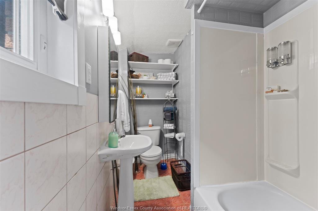 759 Glengarry Avenue, Windsor, ON - Indoor Photo Showing Bathroom