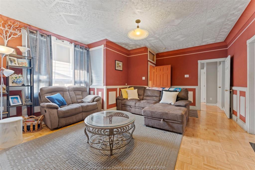 759 Glengarry Avenue, Windsor, ON - Indoor Photo Showing Living Room