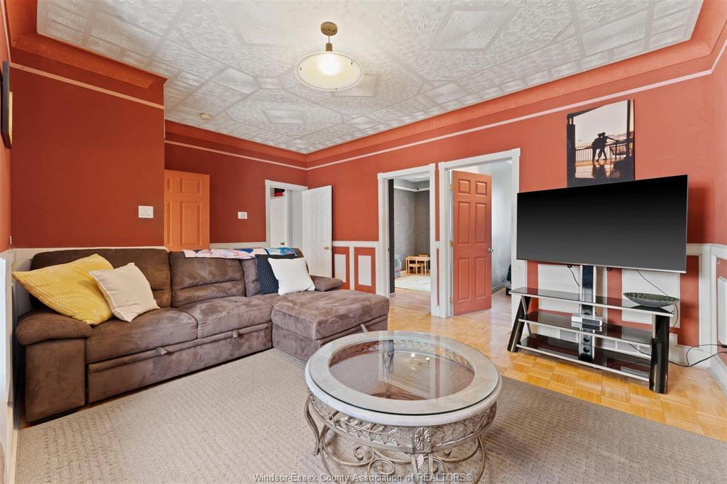 759 Glengarry Avenue, Windsor, ON - Indoor Photo Showing Living Room