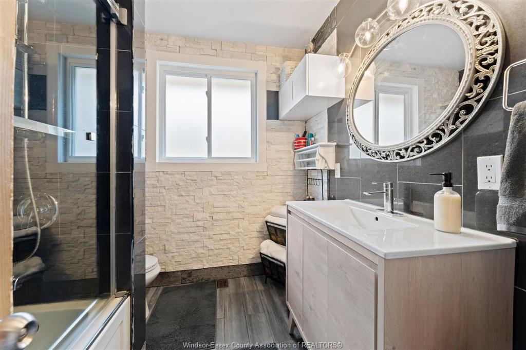 759 Glengarry Avenue, Windsor, ON - Indoor Photo Showing Bathroom