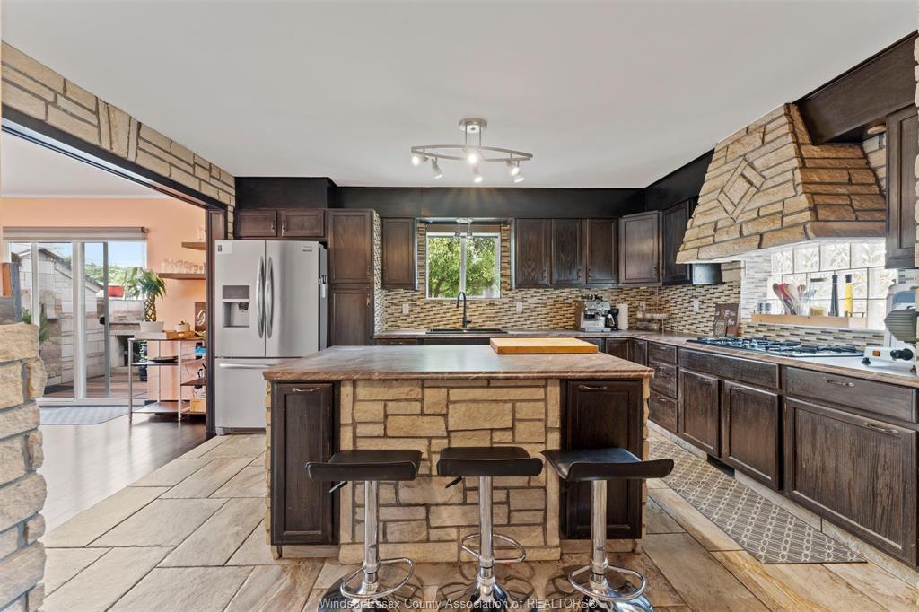 759 Glengarry Avenue, Windsor, ON - Indoor Photo Showing Kitchen With Upgraded Kitchen
