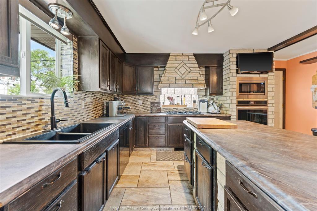 759 Glengarry Avenue, Windsor, ON - Indoor Photo Showing Kitchen With Double Sink With Upgraded Kitchen