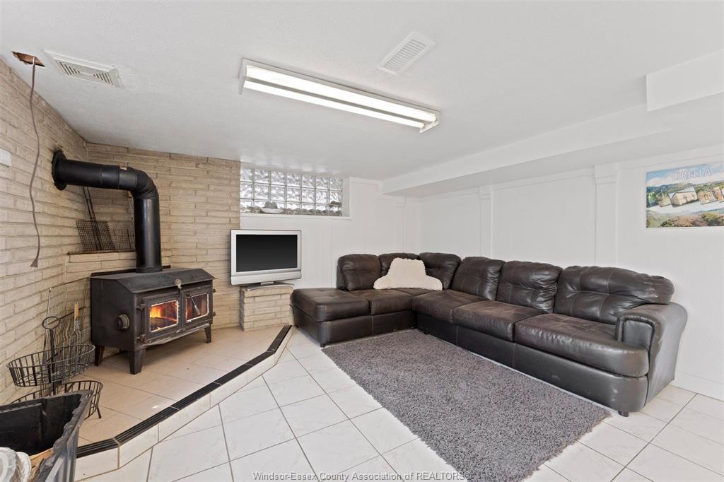 759 Glengarry Avenue, Windsor, ON - Indoor Photo Showing Living Room With Fireplace