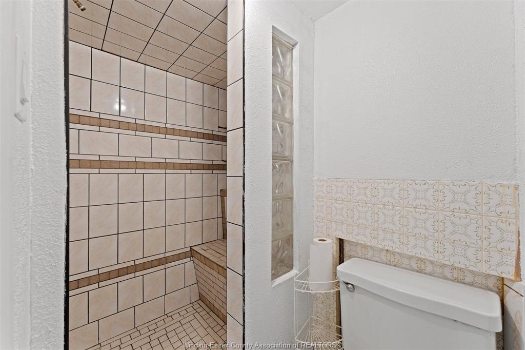 759 Glengarry Avenue, Windsor, ON - Indoor Photo Showing Bathroom