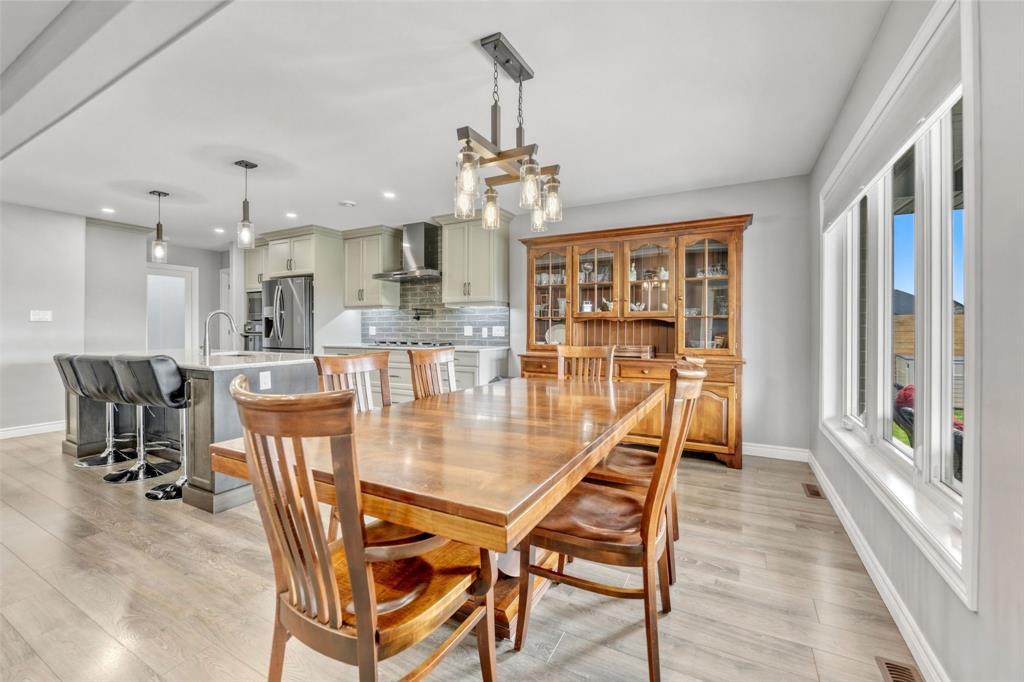3960 Cullen Drive, Plympton-Wyoming, ON - Indoor Photo Showing Dining Room